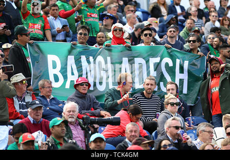 Bangladesh-Fans halten während des ICC-Cricket-Weltcup-Gruppenspieles im Cardiff Wales Stadium ein Banner hoch. Stockfoto