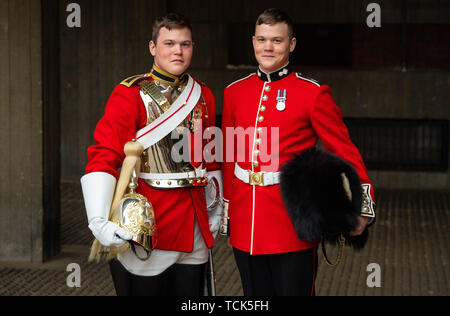 Der Scots Guards, Thomas Dell von den Grenadier Guards (rechts) und sein Zwillingsbruder Trooper Ben Dell der Household Cavalry, die beide an der die Farbe Zeremonie am 8. Juni, der offiziellen Geburtstag der Königin Elisabeth II. Stockfoto