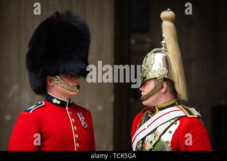 Der Scots Guards, Thomas Dell von den Grenadier Guards (links) und sein Zwillingsbruder Trooper Ben Dell der Household Cavalry, die beide an der die Farbe Zeremonie am 8. Juni, der offiziellen Geburtstag der Königin Elisabeth II. Stockfoto