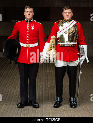 Der Scots Guards, Thomas Dell von den Grenadier Guards (links) und sein Zwillingsbruder Trooper Ben Dell der Household Cavalry, die beide an der die Farbe Zeremonie am 8. Juni, der offiziellen Geburtstag der Königin Elisabeth II. Stockfoto