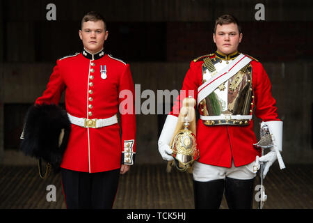 Der Scots Guards, Thomas Dell von den Grenadier Guards (links) und sein Zwillingsbruder Trooper Ben Dell der Household Cavalry, die beide an der die Farbe Zeremonie am 8. Juni, der offiziellen Geburtstag der Königin Elisabeth II. Stockfoto