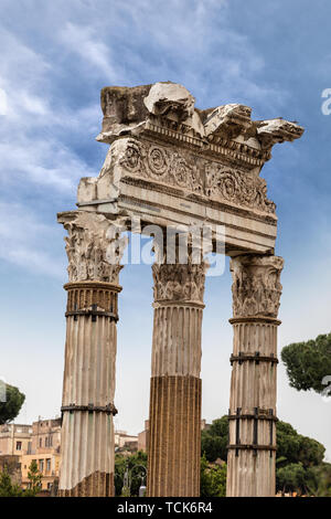 Tempel der Venus Genetrix, 46 v. Chr. mit Säulen und Kapitelle im korinthischen Stil, Forum Romanum, Rom, UNESCO-Weltkulturerbe, Italien, Latium, Europa Stockfoto