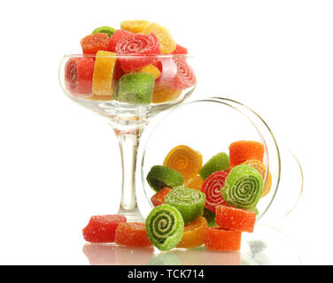 Bunte Jelly Bonbons in in cocktail Gläser isoliert auf weiss Stockfoto