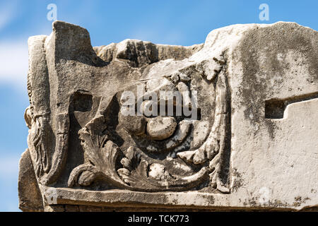 Detail des alten Marmor römische Ruinen. Ostia Antica, Kolonie im 7. Jahrhundert v. Chr. gegründet. Rom, UNESCO-Weltkulturerbe. Latium, Italien, Europa Stockfoto