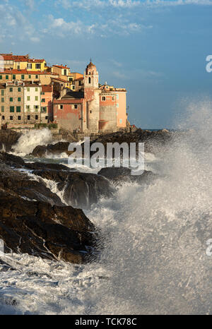 Große Wellen in das Mittelmeer. Das alte Dorf Tellaro während ein Meer Sturm. La Spezia, Ligurien, Italien, Europa Stockfoto