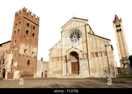 Basilika San Zeno isoliert auf weißem Hintergrund (X-XI Jahrhundert) Meisterwerk der romanischen Architektur. Verona, UNESCO-Weltkulturerbe, Venetien Italien Stockfoto