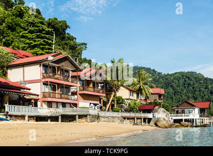 MALAYSIA TIOMAN INSEL - 01.07.2017: Küsten vintage Holz Resort，schöne Südostasien Dorf in der Nähe des Meeres Stockfoto