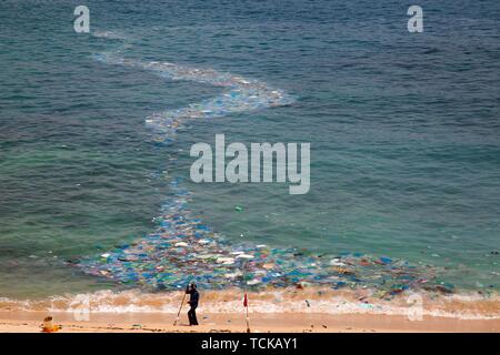 Bis Plastikmüll im Meer gewaschen, Strand von Camh Ranh, South China Sea, Ninh Thuan, Vietnam Stockfoto