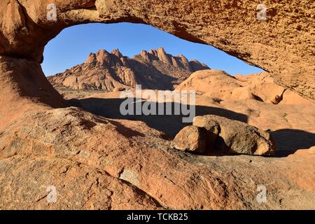 Natürliche Brücke und Pontok Berge, Spitzkoppe, Grootspitzkop, Erongo Region, Namibia Stockfoto