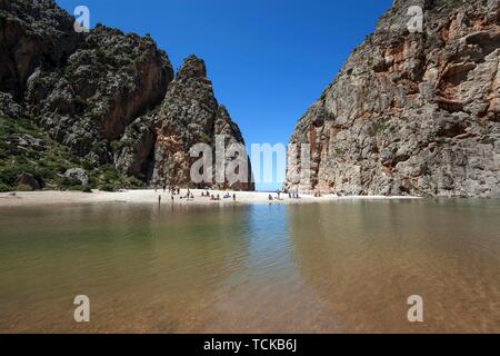 Die Leute am Strand in die Schlucht Torrent de Pareis, Cala de Sa Calobra, Serra de Tramuntana, Mallorca, Balearen, Spanien Stockfoto