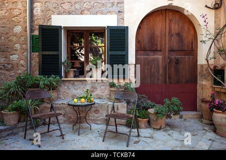 Kleinen Innenhof mit Tisch und Stühlen, Fornalutx, Sierre de Tramuntana, Mallorca, Balearen, Spanien Stockfoto