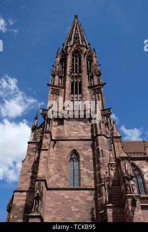 116 m hohen Turm der Kathedrale, Altstadt, Freiburg im Breisgau, Baden-Württemberg, Deutschland Stockfoto