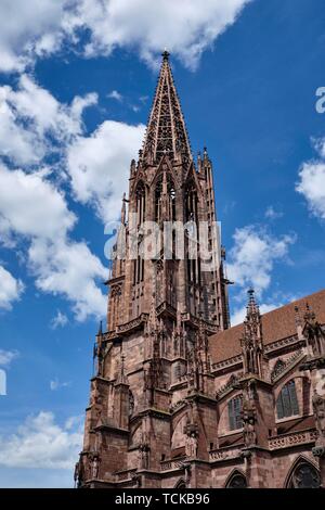 116 m hohen Turm der Kathedrale, Altstadt, Freiburg im Breisgau, Baden-Württemberg, Deutschland Stockfoto