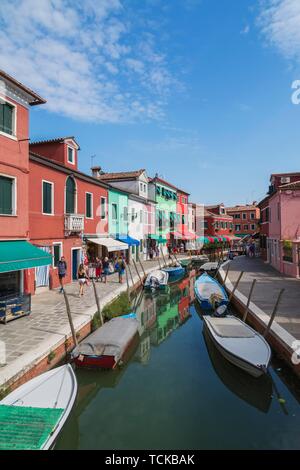 Günstig chartern Boote auf dem Kanal mit bunten Häusern, Geschäften und Touristen gesäumt, die Insel Burano, Lagune von Venedig, Venedig, Venetien, Italien Stockfoto