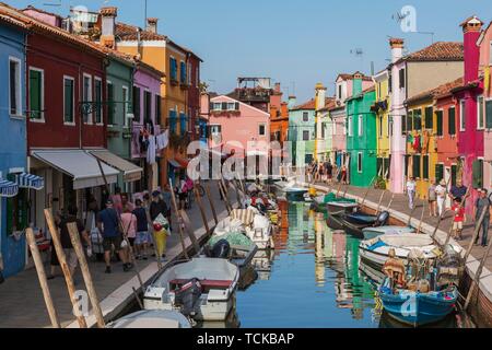 Günstig chartern Boote auf dem Kanal mit bunten Häusern, Geschäften und Touristen gesäumt, die Insel Burano, Lagune von Venedig, Venedig, Venetien, Italien Stockfoto