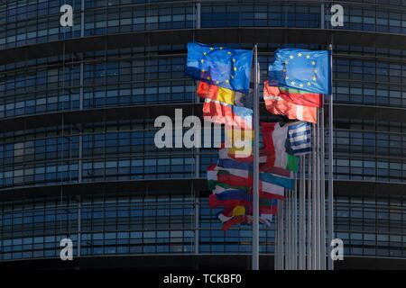 Europäische Flaggen im Wind, Louise-Weiss Gebäude, dem Sitz des Europäischen Parlaments in Straßburg, Frankreich Stockfoto