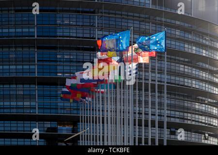 Europäische Flaggen im Wind, Louise-Weiss Gebäude, dem Sitz des Europäischen Parlaments in Straßburg, Frankreich Stockfoto