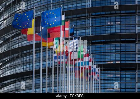 Europäische Flaggen im Wind, Louise-Weiss Gebäude, dem Sitz des Europäischen Parlaments in Straßburg, Frankreich Stockfoto