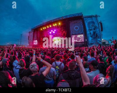 Jubelnde Publikum bei einem Konzert während des Nova Rock Festivals, Nickelsdorf, Burgenland, Österreich Stockfoto