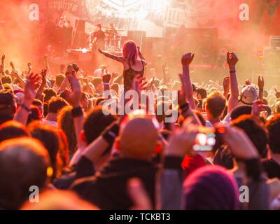 Jubelnde Publikum bei einem Konzert während des Nova Rock Festivals, Nickelsdorf, Burgenland, Österreich Stockfoto