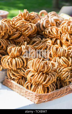 Trockene bagels Heap, selektive konzentrieren. Bagels mit Mohn in Store. vertikale Foto. Stockfoto