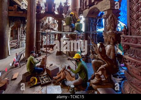 Handwerker schnitzt Holzfiguren im Heiligtum der Wahrheit Tempel, Pattaya, Thailand Stockfoto