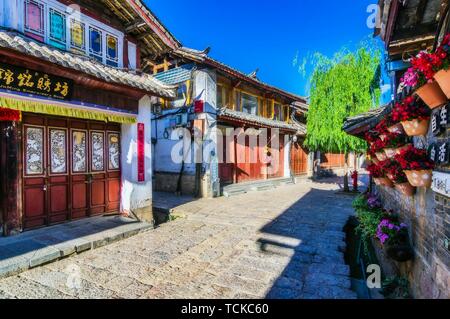 Street View mit traditionellen Häusern, Naxi Minderheit, Lijiang, Yunnan, im Südwesten von China, China Stockfoto