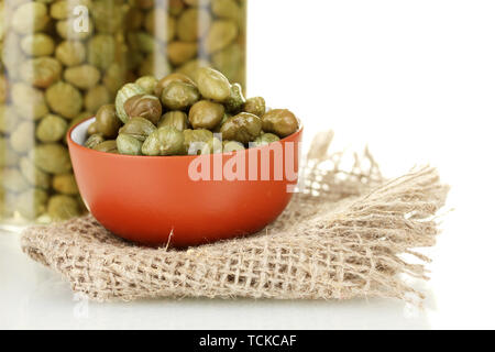 Grüne Kapern in ceramical Schüssel auf weißem Hintergrund Stockfoto