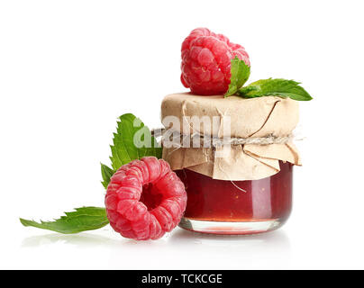 Jar mit Marmelade und reife Himbeeren mit Minze isoliert auf weißem Stockfoto