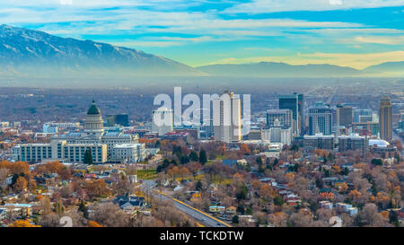 Panorama Rahmen der Utah State Capital Gebäude und Wolkenkratzer ragen über Die vielbevölkerte Stadt Stockfoto