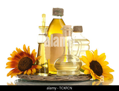 Öl in ihren Gefäßen und Sonnenblumen, isoliert auf weißem Stockfoto