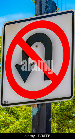 Panorama Nahaufnahme eines Kein U-Turn Schild auf einem Verwitterten grauen hölzernen Pfosten Stockfoto