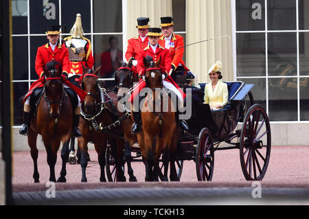 Die Herzogin von Cambridge verlassen Buckingham Palace auf Horse Guards Parade in London, vor der die Farbe Zeremonie, wie die Queen feiert ihr offizieller Geburtstag. Stockfoto