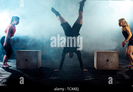 Mann und Frau bei der funktionellen Fitness Training in crossfit Fitnessraum Sport Stockfoto