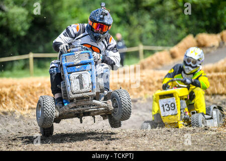 Wettbewerber kämpfen während der Red Bull schneiden Sie es, Rasenmäher Racing Event, wo die Teilnehmer Geschwindigkeiten von bis zu 50 mph auf geänderte Fahrt erreichen - über Rasenmäher, wie sie navigieren um vier separate Kurse an der Kastanie Haus, im unteren Weare, Axbridge. Stockfoto