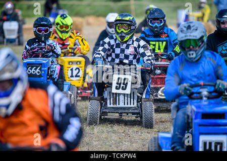 Wettbewerber kämpfen während der Red Bull schneiden Sie es, Rasenmäher Racing Event, wo die Teilnehmer Geschwindigkeiten von bis zu 50 mph auf geänderte Fahrt erreichen - über Rasenmäher, wie sie navigieren um vier separate Kurse an der Kastanie Haus, im unteren Weare, Axbridge. Stockfoto