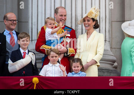 Der Herzog und die Herzogin von Cambridge mit ihren Kindern, Prinz Louis, Prince George, Prinzessin Charlotte, auf dem Balkon der Buckingham Place schauen Sie den Flypast nach der Zeremonie, die Farbe als Königin Elizabeth II. feiert ihr offizieller Geburtstag. Stockfoto