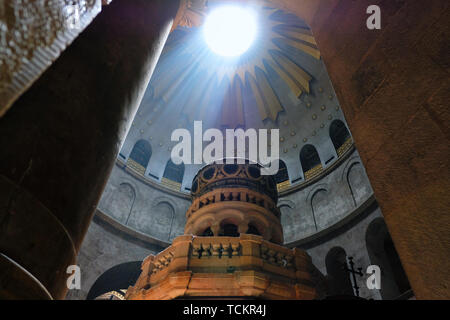 Strahl der Sonne bricht durch die Decke über dem Edicule, das Heiligtum, dass Tradition sagt Häuser die Höhle, wo Jesus begraben wurde und auferstanden ist, in der Kirche des Heiligen Grabes im christlichen Viertel der Altstadt Ost Jerusalem Israel Stockfoto