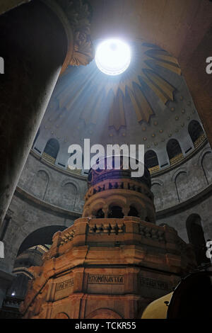 Strahl der Sonne bricht durch die Decke über dem Edicule, das Heiligtum, dass Tradition sagt Häuser die Höhle, wo Jesus begraben wurde und auferstanden ist, in der Kirche des Heiligen Grabes im christlichen Viertel der Altstadt Ost Jerusalem Israel Stockfoto