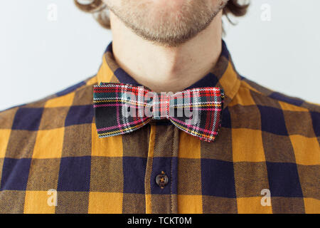 Mann mit Bart tragen bowtie, hipster Style Stockfoto
