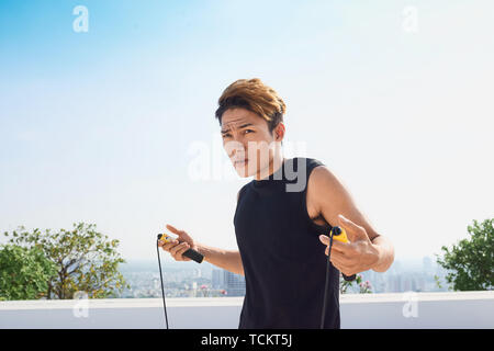 Junger Mann, springen, abseilen in der Natur. Stockfoto