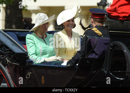 Camilla, Herzogin von Cornwall, Catherine, Herzogin von Cambridge und Prinz Harry Herzog von Sussex. Die Farbe, Queens Geburtstag Parade London Engla Stockfoto