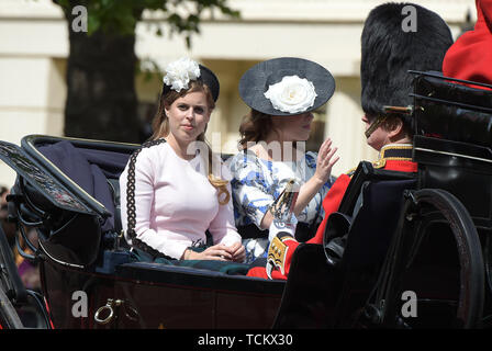 Prinzessin Beatrice und Prinzessin Eugenie Königin Elizabeth II. an theTrooping die Farbe, Queens Geburtstag Parade London England Stockfoto