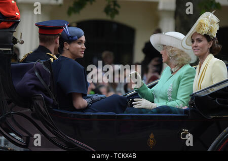 Meghan Herzogin von Sussex, Prinz Harry Herzog von Sussex. Camilla, Herzogin von Cornwall, und Katharina, Herzogin von Cambridge an theTrooping die Farbe, Que Stockfoto