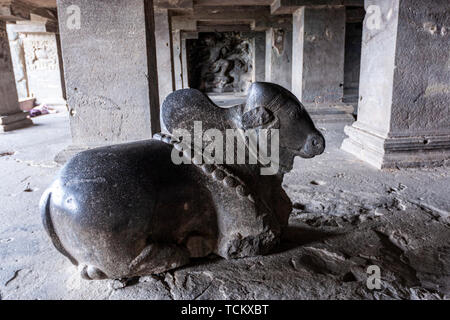 Halle mit dem Stier Nandi, die in der Höhle 15, Höhle hinduistischen Monumenten, Ellora Höhlen, Felsen - Kloster cut-Tempel Höhle, Aurangabad in Maharashtra, Indien. Stockfoto