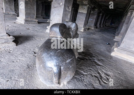 Halle mit dem Stier Nandi, die in der Höhle 15, Höhle hinduistischen Monumenten, Ellora Höhlen, Felsen - Kloster cut-Tempel Höhle, Aurangabad in Maharashtra, Indien. Stockfoto