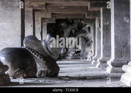 Halle mit dem Stier Nandi, die in der Höhle 15, Höhle hinduistischen Monumenten, Ellora Höhlen, Felsen - Kloster cut-Tempel Höhle, Aurangabad in Maharashtra, Indien. Stockfoto