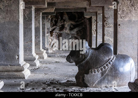 Halle mit dem Stier Nandi, die in der Höhle 15, Höhle hinduistischen Monumenten, Ellora Höhlen, Felsen - Kloster cut-Tempel Höhle, Aurangabad in Maharashtra, Indien. Stockfoto