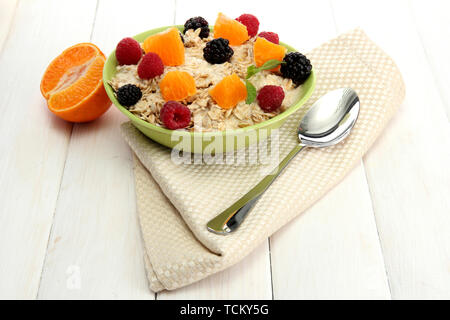 Lecker Müsli mit Beeren und Früchte, auf weissem Holztisch Stockfoto