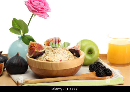 Lecker Haferflocken mit Obst Glas Saft, auf hölzernen Tisch Stockfoto